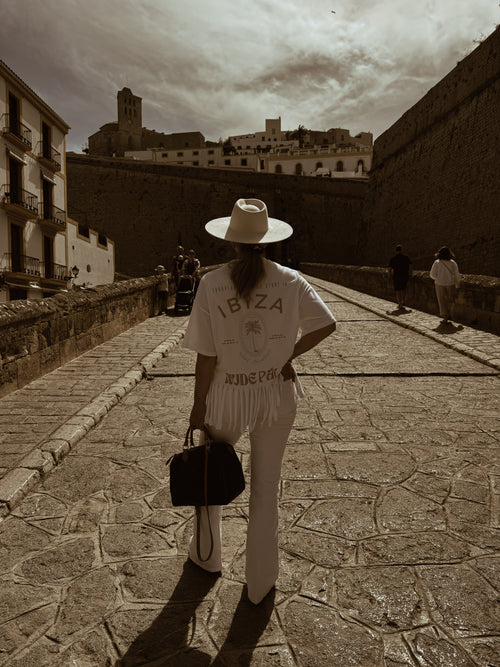 BOHEMÉ FRINGE HEM LINE | ICONIC IBIZA ISLAND T-SHIRT - BLANCO