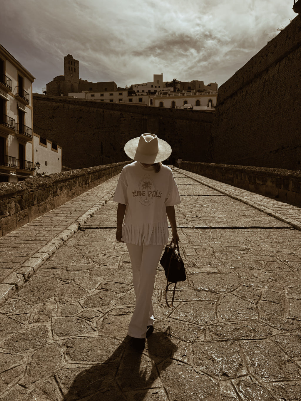 BOHEMÉ FRINGE HEM LINE | ICONIC IBIZA ISLAND T-SHIRT - BLANCO