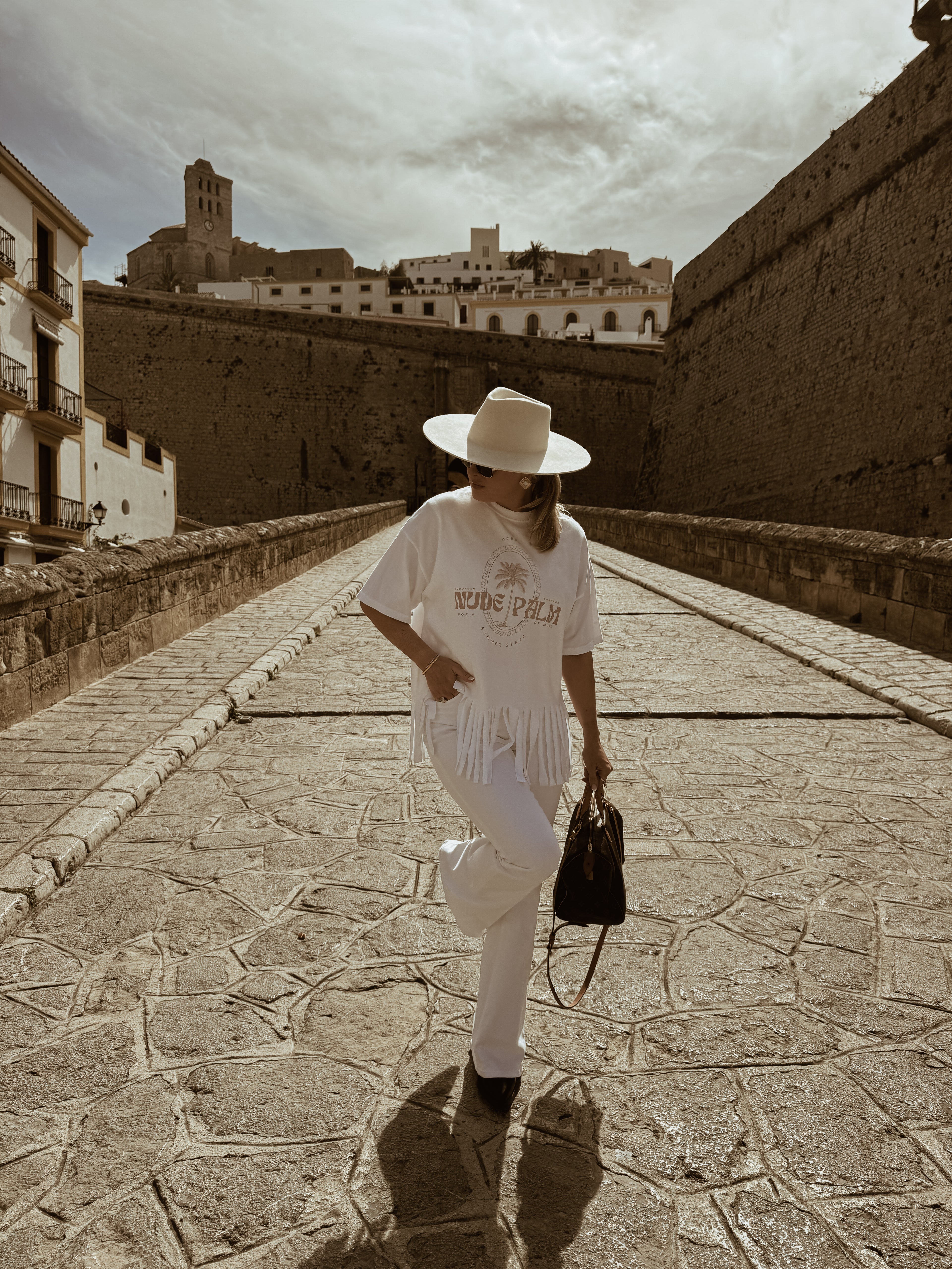 BOHEMÉ FRINGE HEM LINE | ICONIC IBIZA ISLAND T-SHIRT - BLANCO