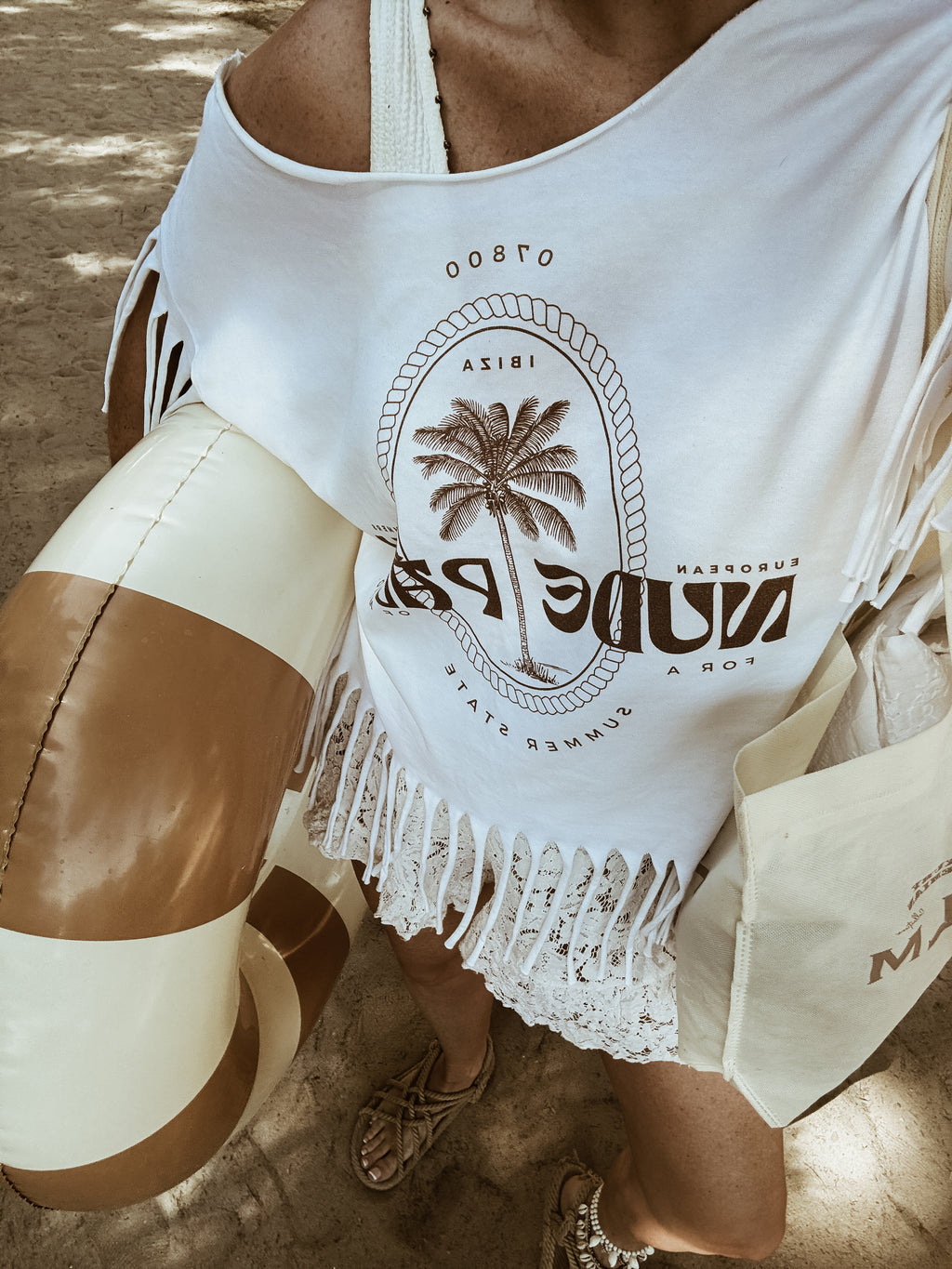 BOHÈME BOHEMÉ FULL FRINGE | ICONIC IBIZA ISLAND T-SHIRT - BLANCO